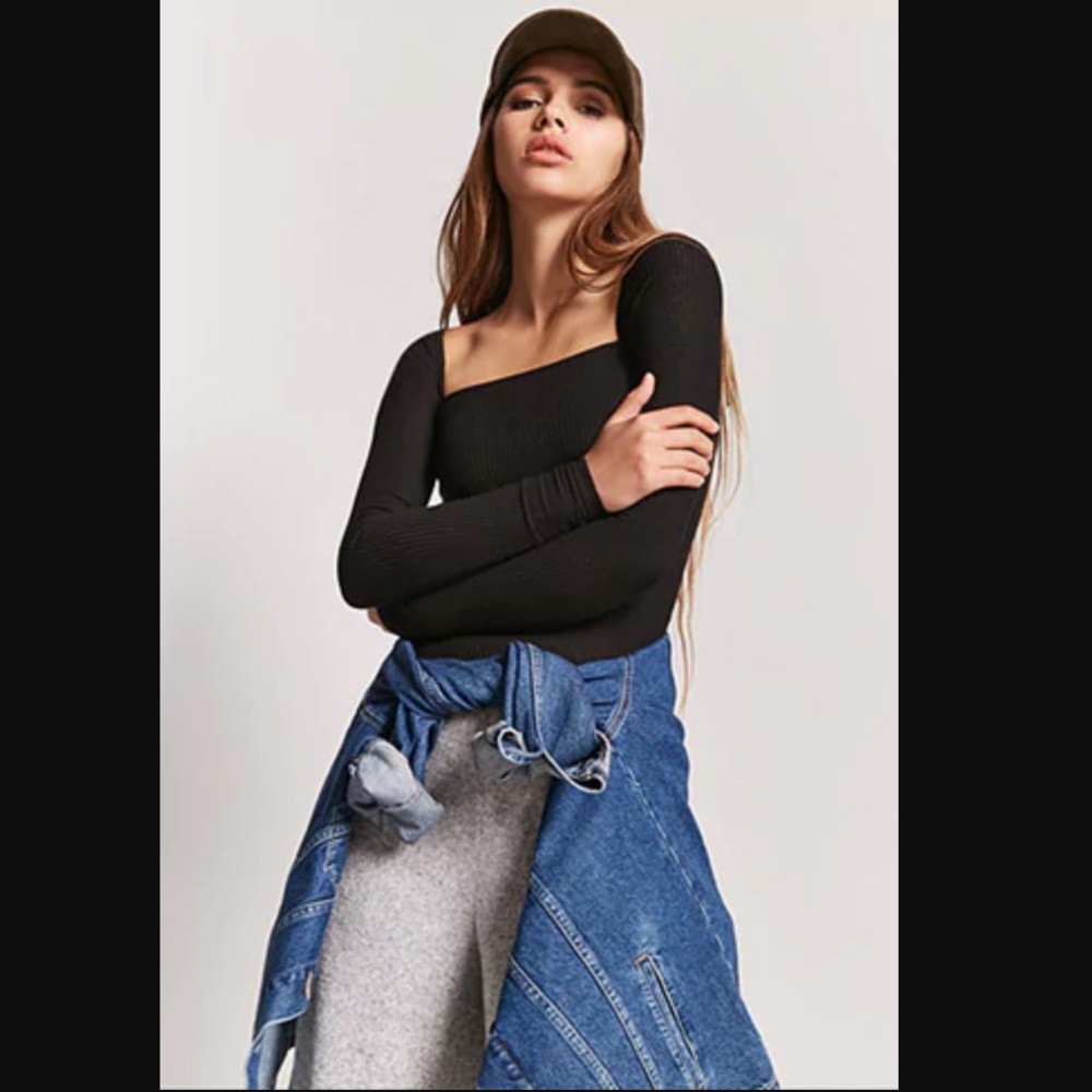 Black square neck black shirt.